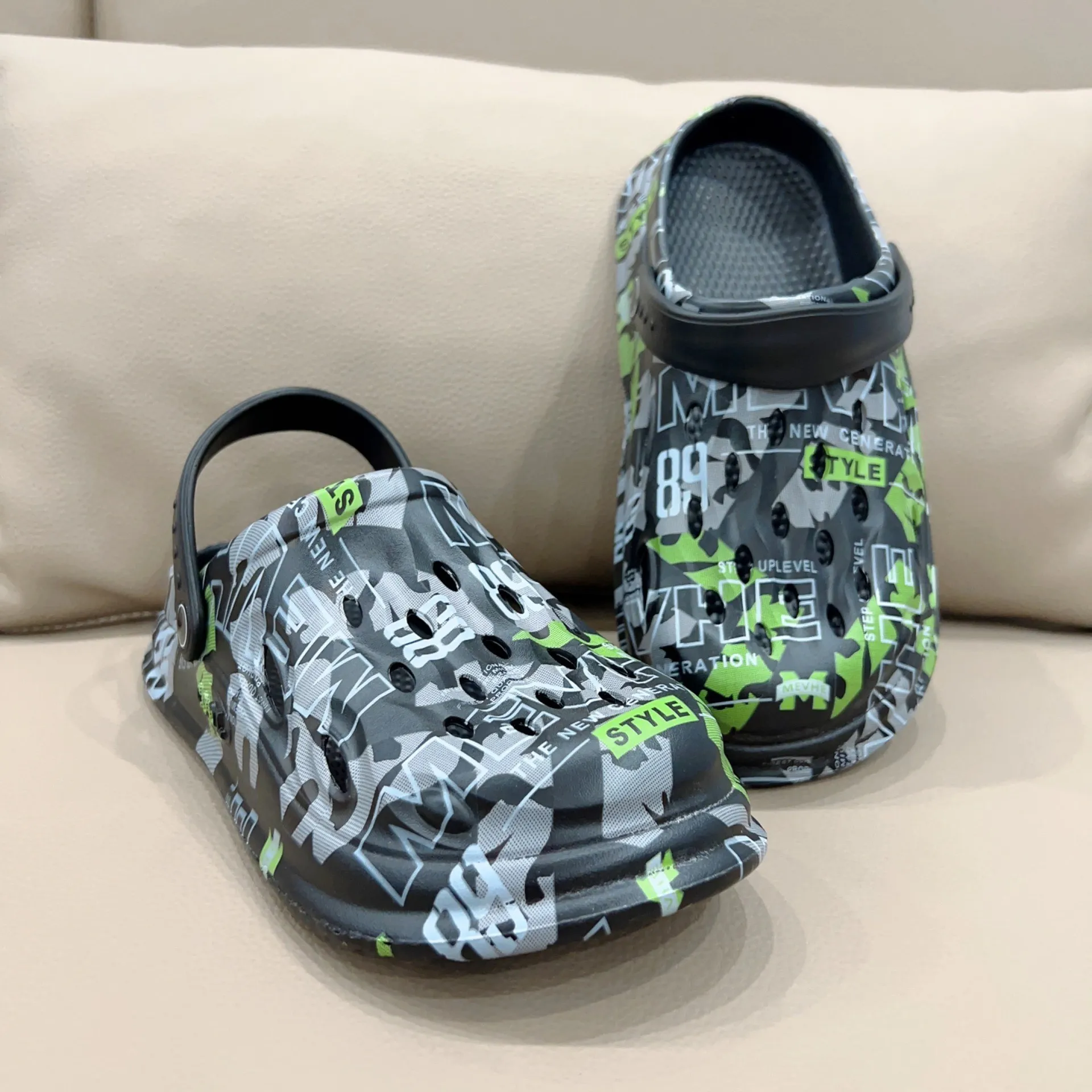 شباشب رجالية جديدة بمقاسات كبي - مراجعة Croc Style Clog وسعره